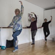 Seniorer udfører gymnastik ved barren